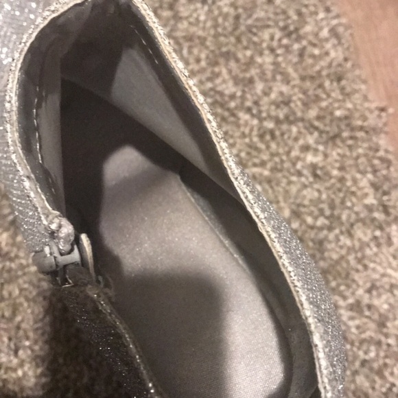 Beautiful silver stilettos!!!! - Picture 3 of 6